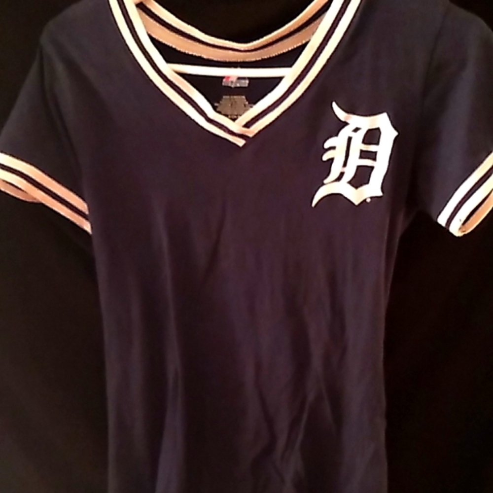 Detroit v neck tee